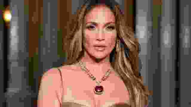 Jennifer Lopez 'kryqëzohet' në rrjet, i pështyn asistentes në dorë çamçakëzin