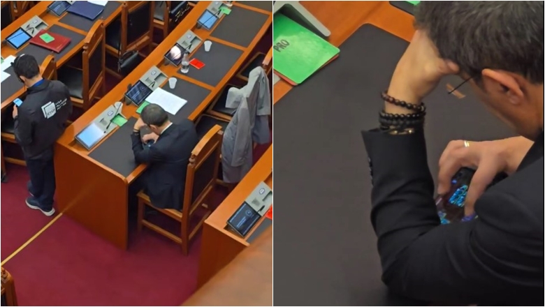 Diskutimet e gjata në Kuvend bëjnë me ‘dhimbje koke’ deputetin e PS, kalon kohën duke luajtur lojëra në telefon