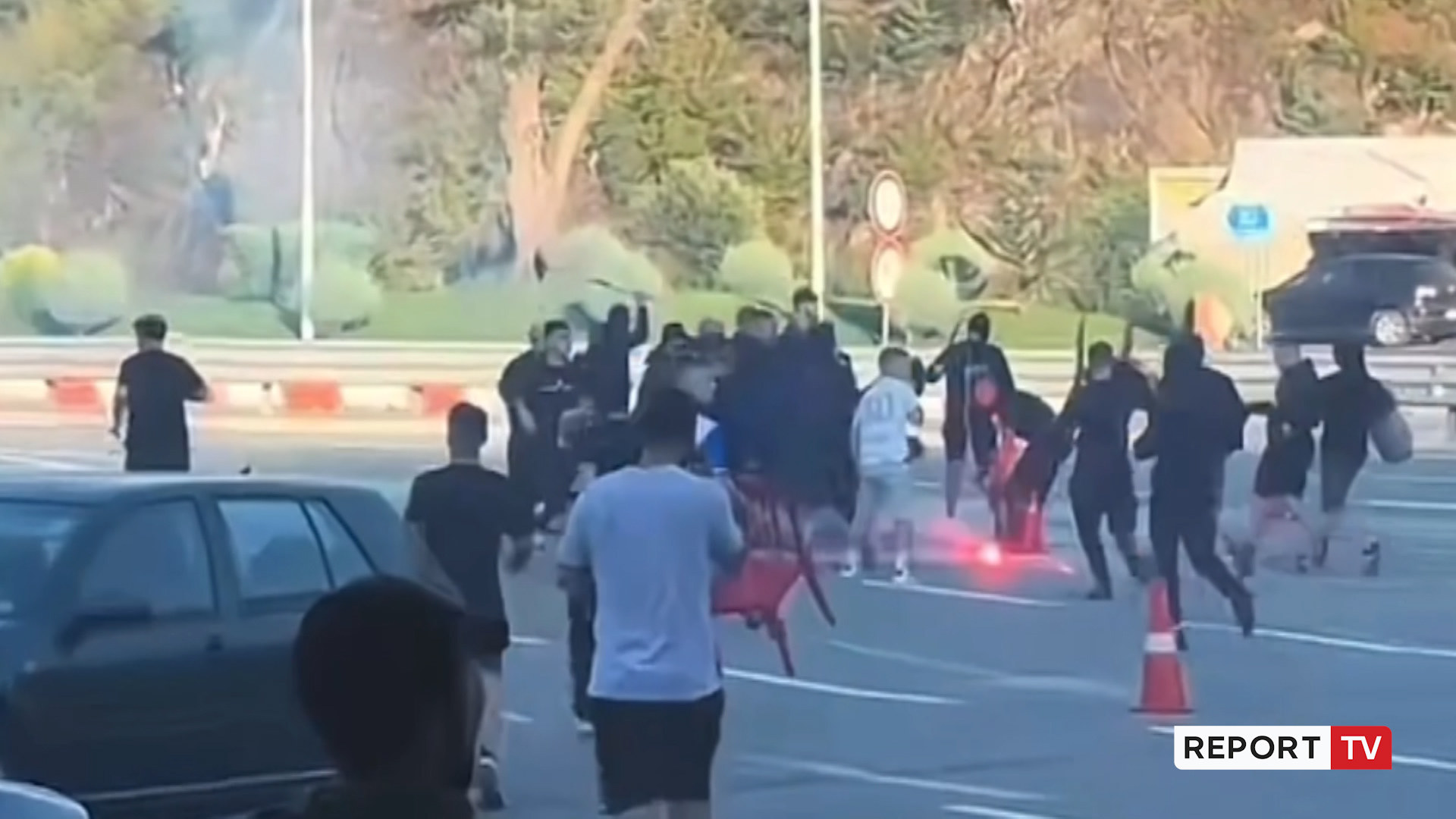 Përleshja e dhunshme mes ultrasve pas ndeshjes Tirana-Vllaznia, shoqërohen 106 tifozë të ekipeve! 8 në pranga, 20 nën hetim