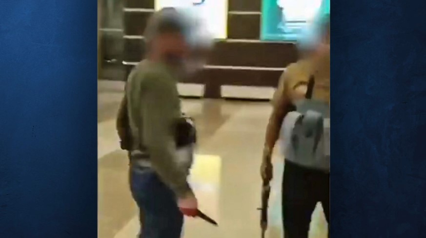 VIDEO/ Moskë, terroristët zbrazin kallanikovin mbi civilët dhe i presin në fyt me thikë