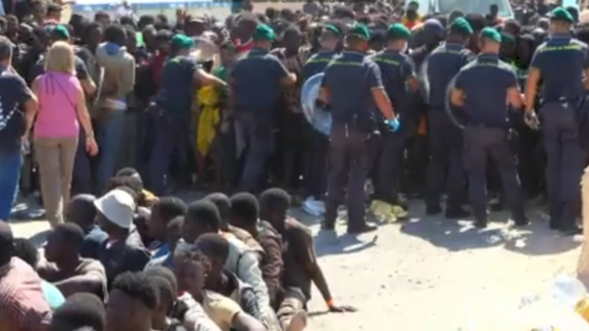 Itali, momente tensioni në kampin e Lampedusës ku ndodhen mbi 7 mijë vetë! Emigrantë tentojnë të çajnë kordonin duan