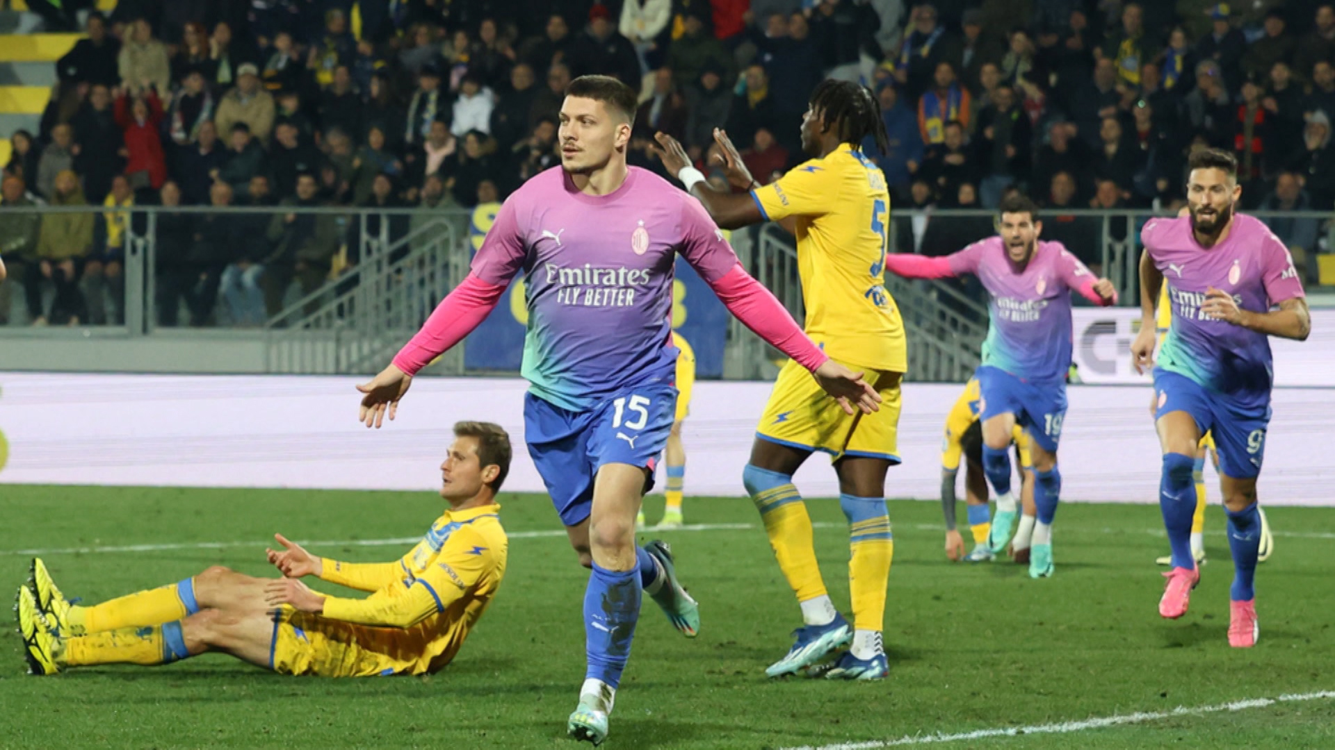 Milani luftarak fiton 2-3 ndaj Frosinones, dy ndeshje 'shterpë' në Serie A!