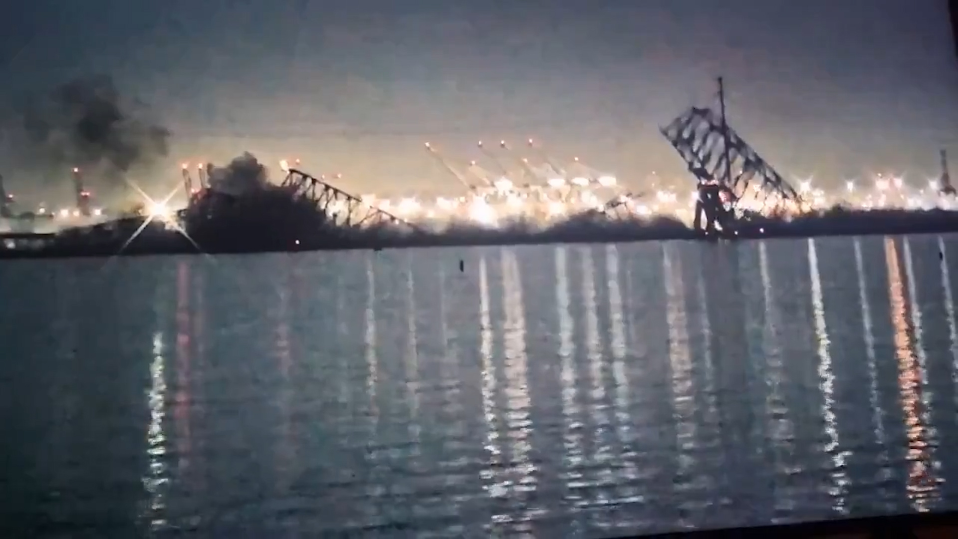 Shembet ura në Maryland të SHBA, momenti kur goditet nga një anije mallrash, disa makina me njerëz bien në ujë