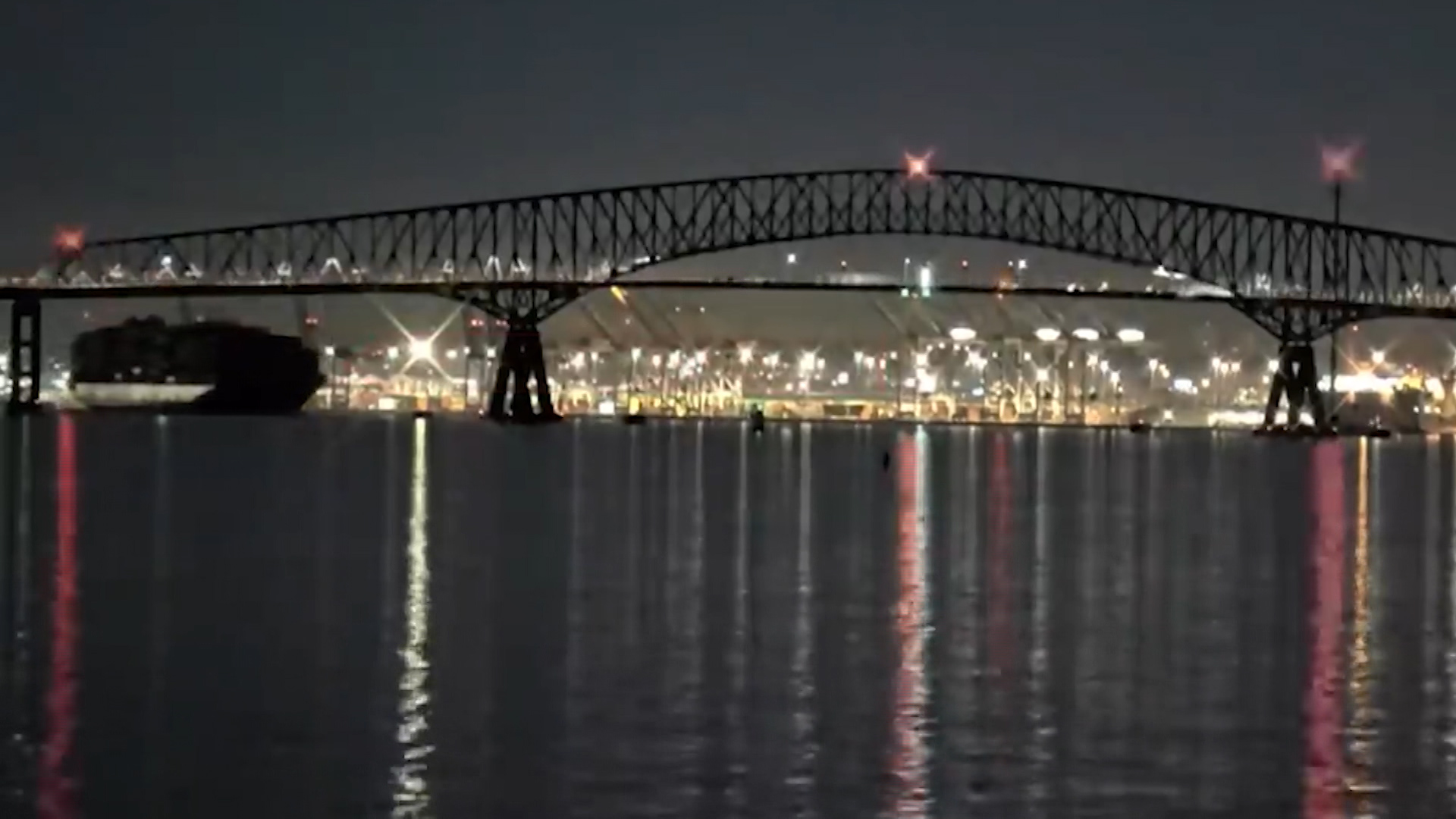 SHBA/ Anija shembi urën në Baltimore, kërkohen 6 punëtorë në lumë