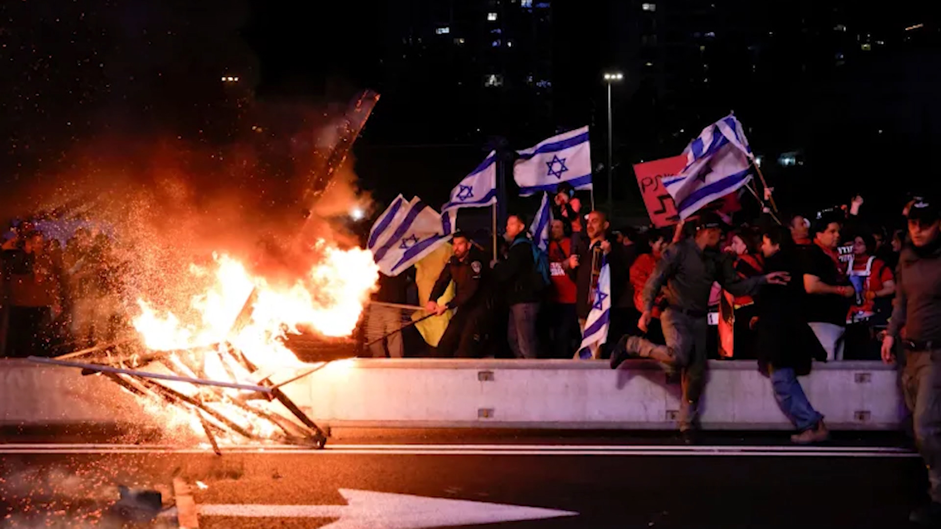 Mijëra izraelitë vërshojnë në rrugët e Tel Aviv-it, kërkojnë lirimin e pengjeve dhe largimin e Netanyahut! Arrestohen 10 protestues