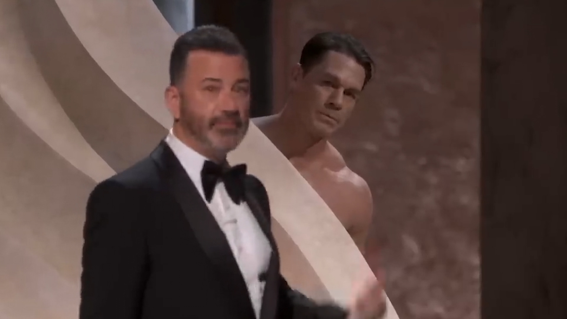 John Cena shfaqet nudo në skenën e ‘Oscars’, Kimmel e mbulon me perde