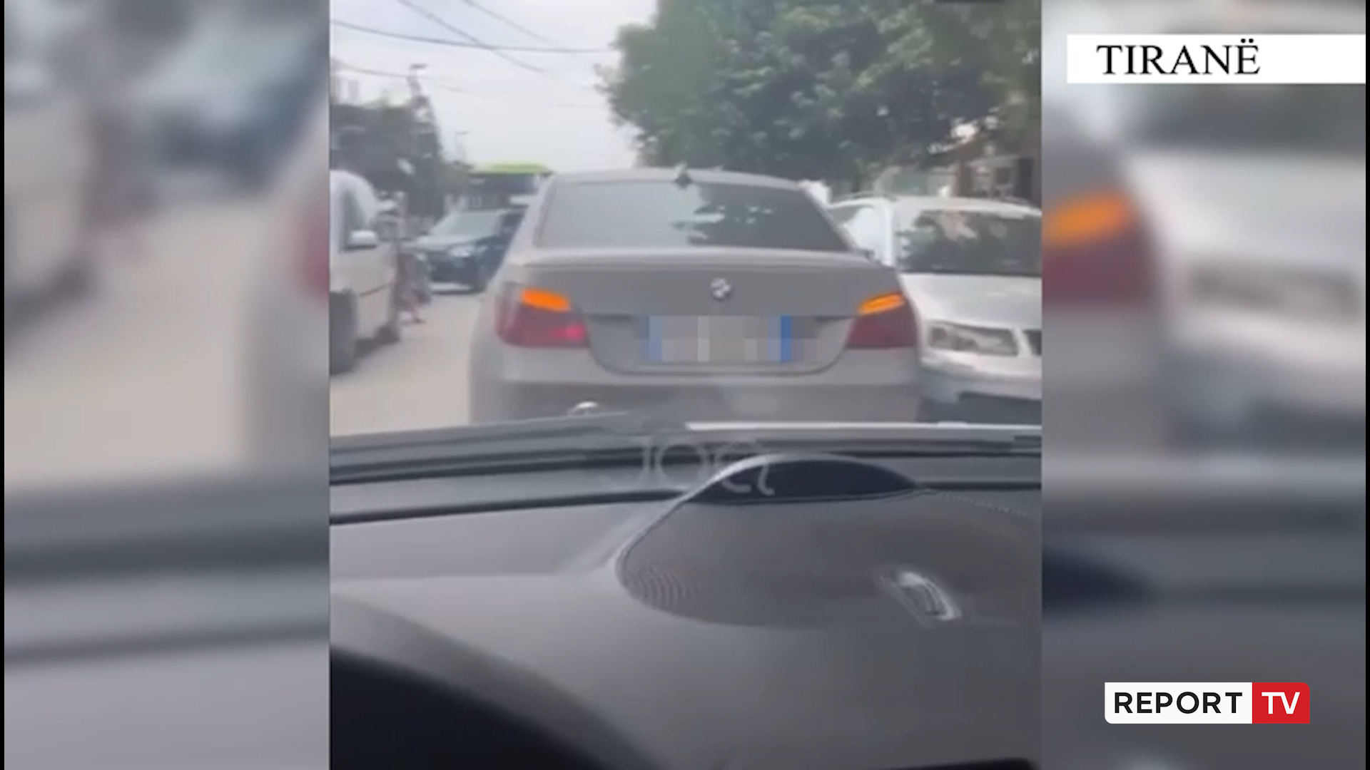Pengoi lëvizjen e mjeteve pasi parkoi gabim, gjobitet me 280 mijë lekë gjobë shoferi në Tiranë